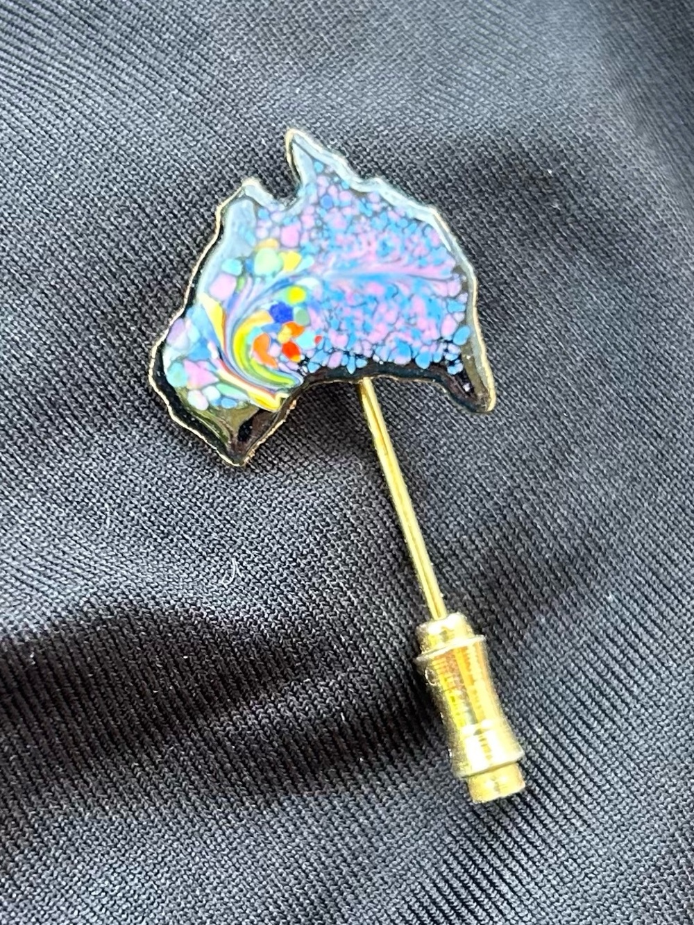 Australia Map Lapel Pin. Gold Tone Metal and Resin. GUC.